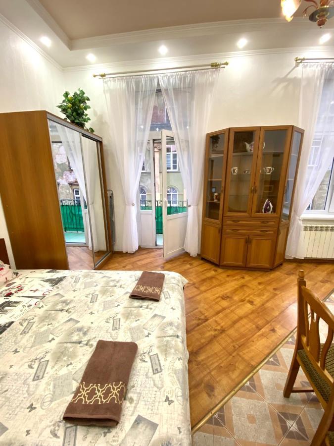 リヴィウНавпроти Вернісажу Біля Оперного Вулиця Театральна 26 Є Балкон Та Інернетアパートメント エクステリア 写真