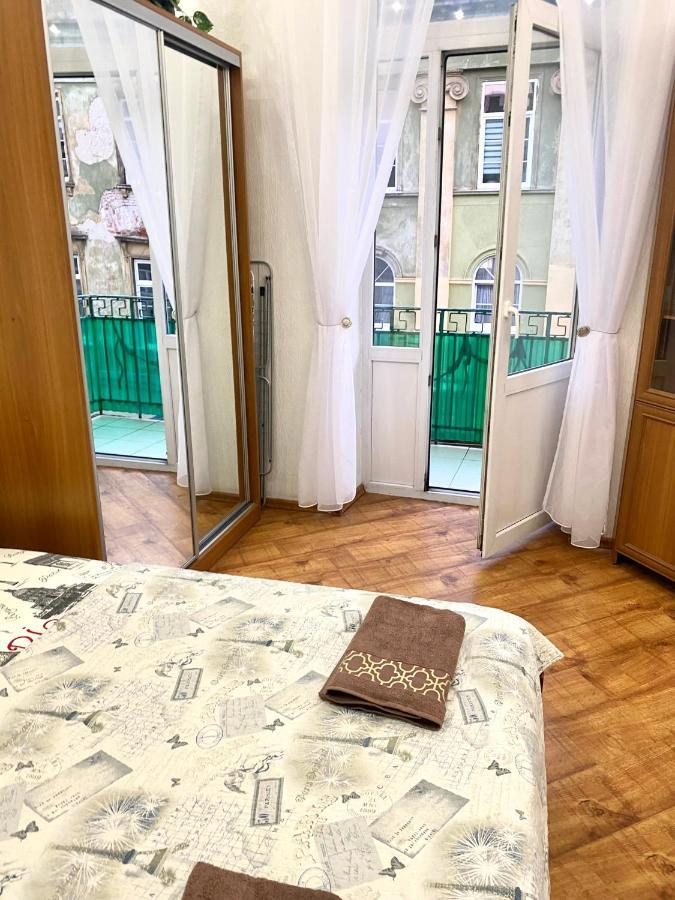 リヴィウНавпроти Вернісажу Біля Оперного Вулиця Театральна 26 Є Балкон Та Інернетアパートメント エクステリア 写真